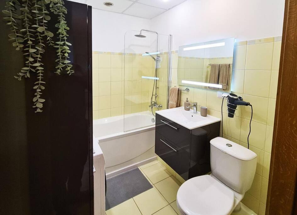 Stylish Apartment With Parking & Spacious Balcony Riga Exteriör bild